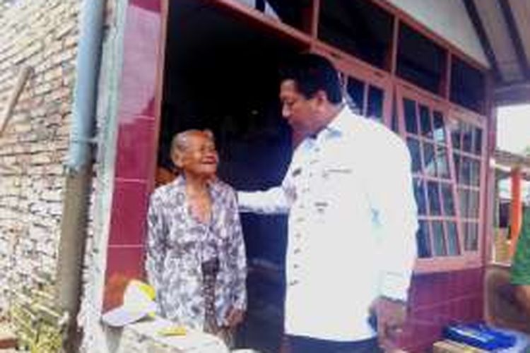 Wali Kota Magelang Sigit Widyonindito mengunjungi Asmo Welas Asih, nenek sebatang kara yang sebelumnya tinggal di rumah kumuh. Sigit datang untuk memberi bantuan sekaligus memantau progres renovasi rumah Asmo, Selasa (27/9/2016).