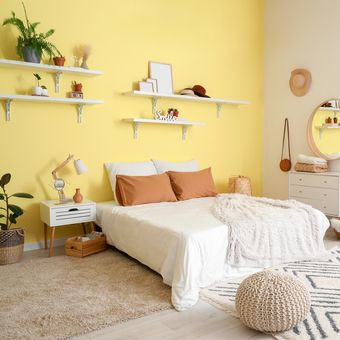 Ilustrasi kamar tidur dengan nuansa warna kuning. 