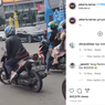Aksi Kocak Pengemudi Motor, Ogah Turun Kaki di Lampu Merah