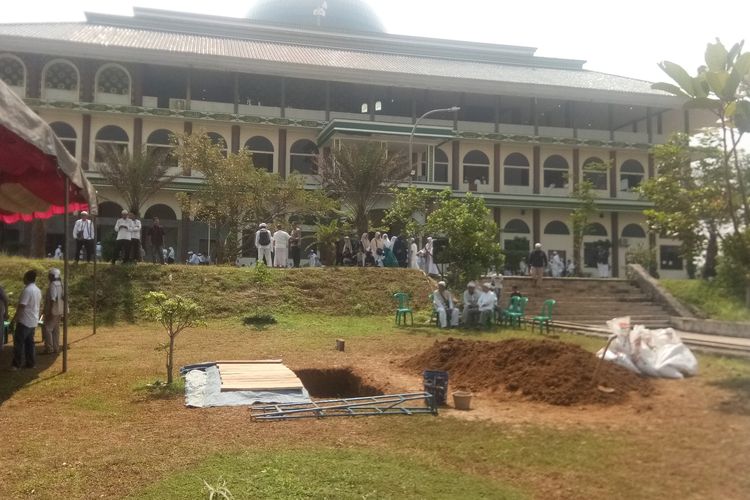 Pengurus Pondok Pesantren Az-Zikra, Gunung Sindur, Kabupaten Bogor, sedang menyiapkan liang lahat untuk mengebumikan jenazah Ustaz Arifin Ilham, Kamis (23/5/2019).