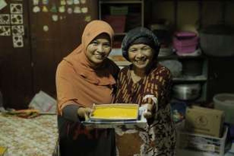 Elfa Susanti dan Nurul Fathana, menyodorkan adonan jenang jagung yang sedang proses pendinginan, Senin (22/8/2016) malam. Mereka adalah pembuat penganan tradisional di Kampung Kue, Rungkut Lor, Kota Surabaya, Jawa Timur.