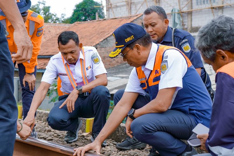 Direktur Utama KAI Didiek Hartantyo beserta jajaran melakukan kegiatan inspeksi jalur rel KA dengan menggunakan Lori Dresign pada Selasa (24/12/2024). 
