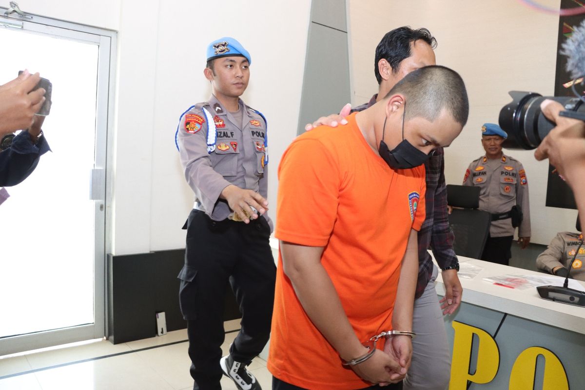 Tersangka HG yang mencabuli siswi SMP tetangganya yang masih remaja hingga hamil saat diperlihatkan di Mapolres Ponorogo, Jumat (8/9/2023). Tersangka HG saat ini ditahan di Polres Ponorogo. 