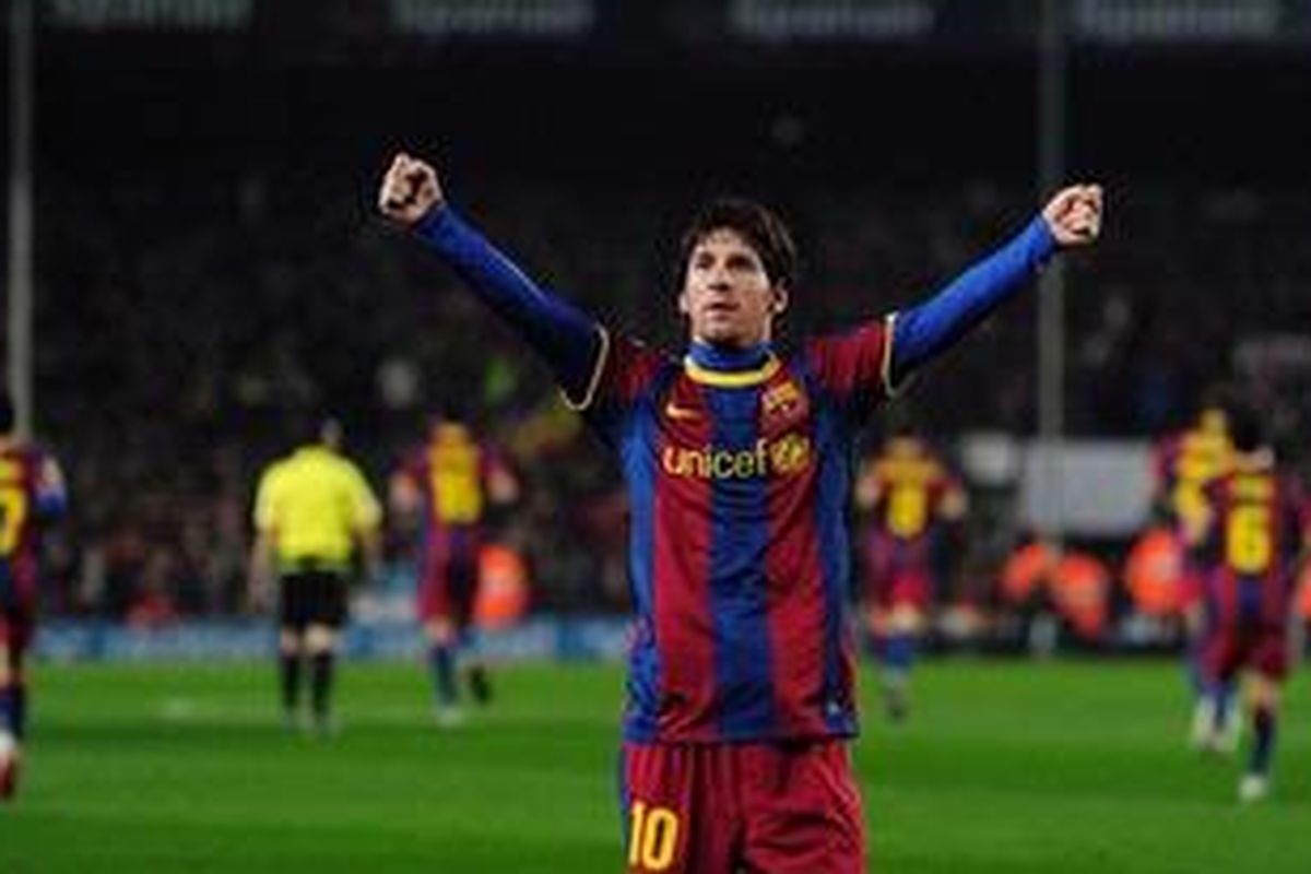 Penyerang Barcelona, Lionel Messi, merayakan golnya ke gawang Athletic Bilbao, dalam lanjutan Serie-A, Minggu (20/2/2011).