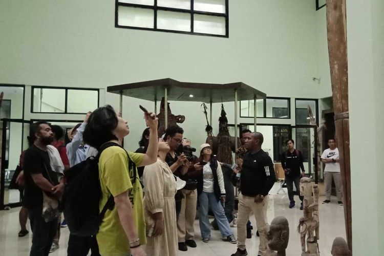 14 Musisi dari seluruh Indonesia ketika berkunjung ke Museum Tertua di Papua ini. Mereka mendapatkan keterangan langsung dari Hendriko Kondologit tentang beragam koleksi budaya yang tersimpan di dalam museum tersebut.