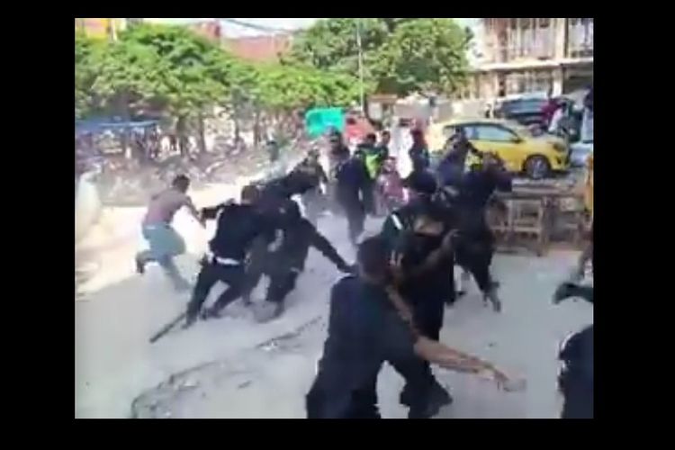 Video bentrok sekuriti dengan pedagang yang ditertibkan di Pekanbaru, Riau, Selasa (12/05/2020). 