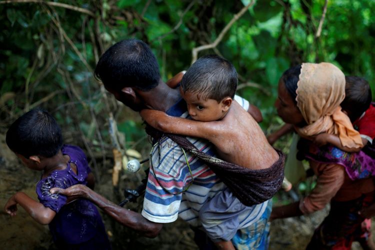  Pengungsi Rohingya menaiki bukit setelah menyebrangi perbatasan Bangladesh-Myanmar di Coxs Bazar, Bangladesh, Jumat (8/9/2017).  