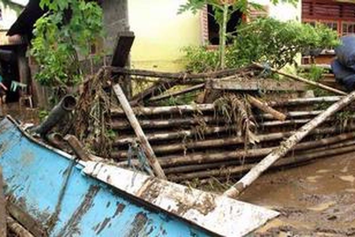 Ratusan rumah warga di Kabupaten Minahasa, Sulawesi Utara dilanda banjir lumpur. Minggu (27/01/2013)