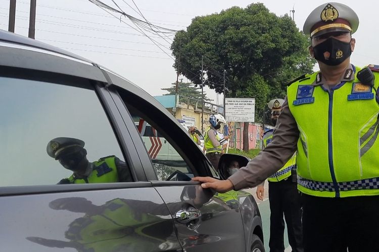 Polisi belum menilang pengendara mobil yang melanggar pemberlakuan ganjil genap di Jalan Pramuka, Utan Kayu Utara, Matraman, Jakarta Timur, Senin (6/6/2022).