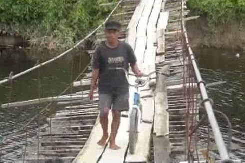 Dihadang Buaya Raksasa, Warga Bertaruh Nyawa Lintasi Jembatan Gantung
