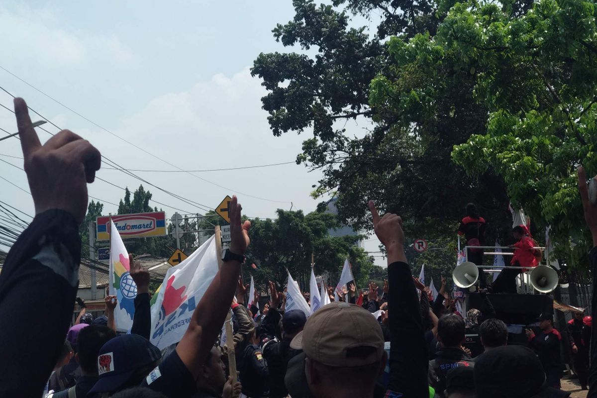 Kemacetan akibat aksi unjuk rasa di depan kantor PT G4S, Jalan Ciputat Raya, Lebak Bulus, Senin (24/9/2018).
