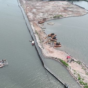 Kementerian Kelautan dan Perikanan menyegel pagar laut di kawasan Muara Tawar, Kabupaten Bekasi, Jawa Barat (Jabar), Rabu (15/1/2024). DOK. Kementerian Kelautan dan Perikanan