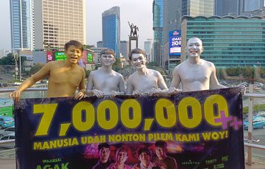 Penuhi Nazar, Bintang Film Agak Laen Jadi Manusia Silver di ...