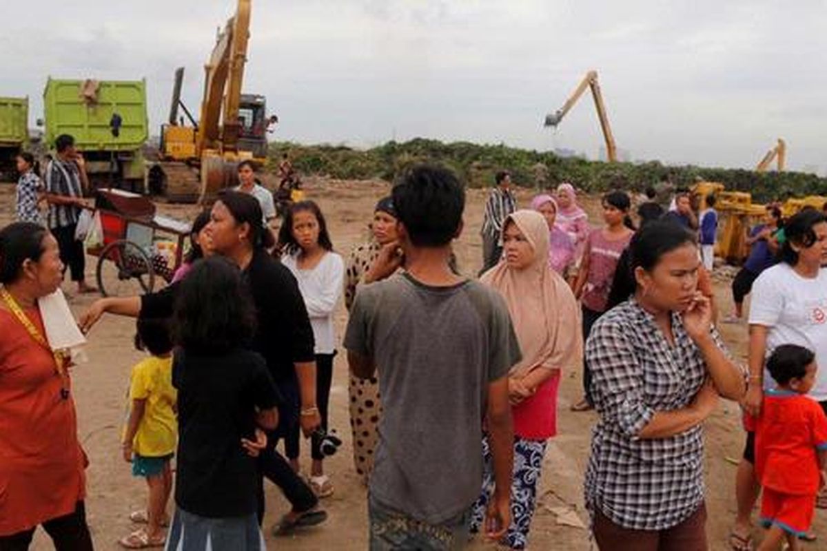 Warga berkumpul di sisi Waduk Pluit, Jakarta, Senin (13/5/2013). Warga mengadukan adanya praktek pungli dan tawar menawar dalam pembongkaran pemukiman liar oleh oknum Satpol PP. Pemda DKI Jakarta tetap akan meneruskan pembongkaran pemukiman liar di pinggir-pinggir waduk karena tanah tersebut adalah tanah negara.

