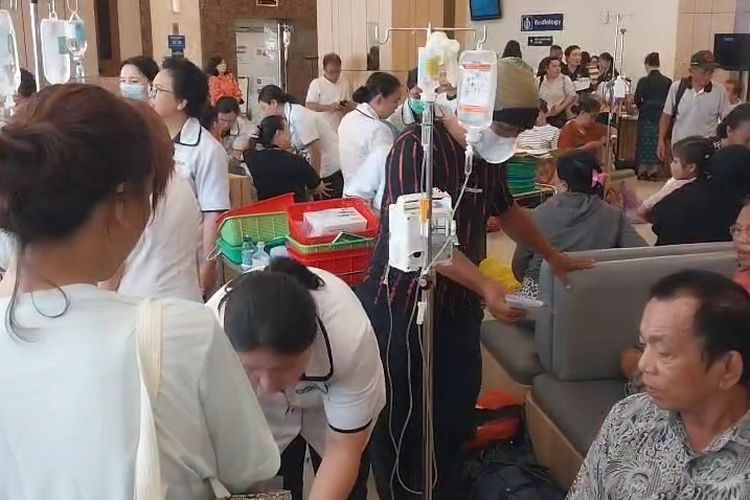Pasien Rumah Sakit di Manado Dirawat di Lobi Usai Diguncang Gempa Bumi
