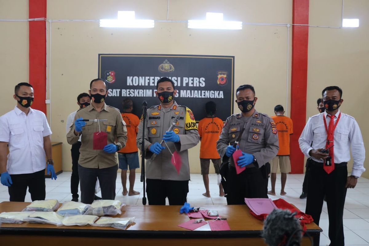 Polres Majalengka, Jawa Barat, saat konferensi pers di hadapan sejumlah awak media mengungkap pelaku spesialis pembobolan toko, Kamis, (27/8/2020).