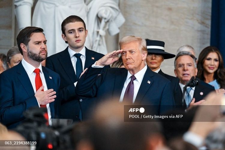 Putra Donald Trump, Barron Trump di pelantikan Presiden AS di Capital One Arena, Washington, DC, AS, Senin (20/1/2025).