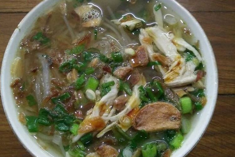 Soto khas Semarang identik dengan kuahnya yang bening dan berbagai isian, seperti suwiran ayam, daun bawang, tauge dan bihun, Rabu (3/5/2017).