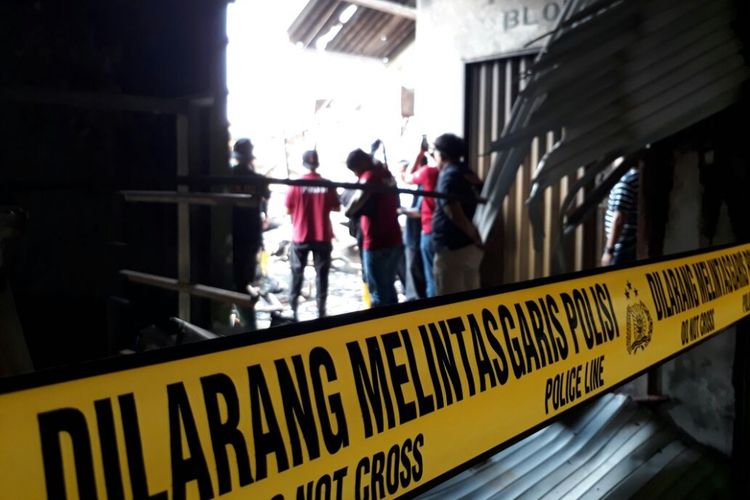 Garis polisi dipasang di sekeliling lokasi kebakaran di Pasar Wonokriyo Gombong, Kebumen, Jawa Tengah sejak Kamis (7/9/2017).