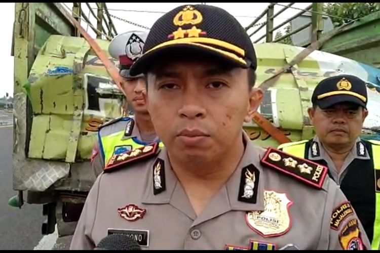 Kapolres Majalengka AKBP Mariyono di lokasi kejadian mengatakan, mobil rombongan kiai NU bernopol B 7844 FAA menabrak truk tronton dengan nopol AE 8444 UK dari arah belakang, Jumat (31/1/2020). 