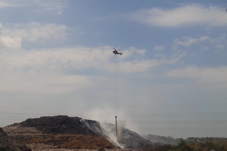 Helikopter super puma milik Badan Nasional Penanggulangan Bencana (BNPB) menyemprotkan air dari udara guna memadamkan kebakaran sampah TPA Putri Cempo Solo, Jawa Tengah, Selasa (19/9/2023).