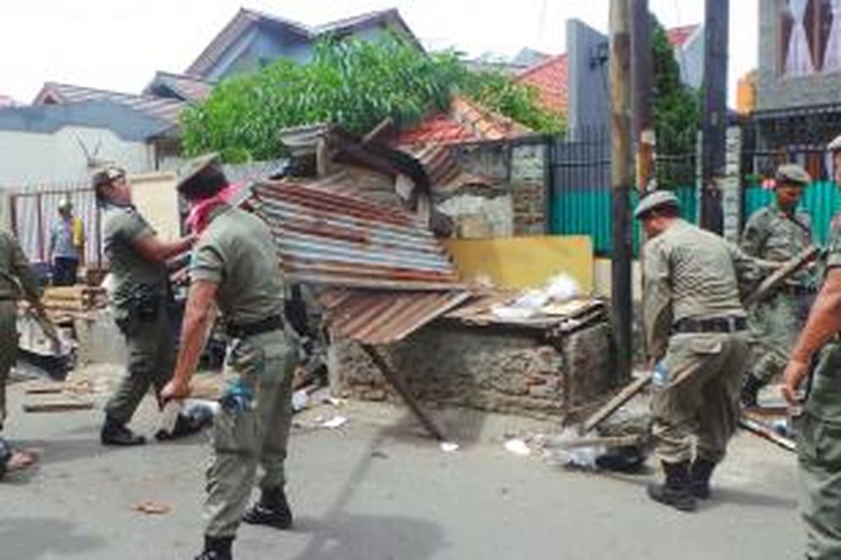 Lapak pasar kaget di pemukiman warga di Jalan Metro Jaya, Kayu Putih, Jakarta Timur dibongkar petugas. Jumat (24/4/2015).