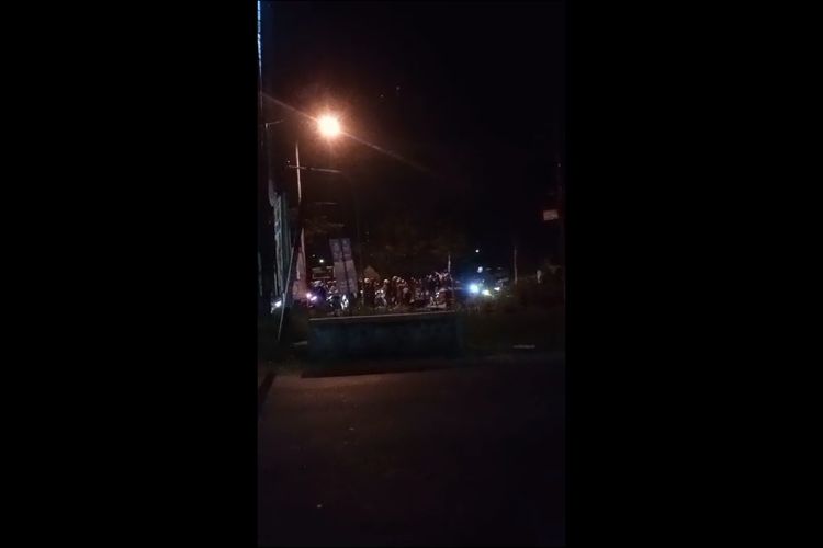Sebuah video berisi perkelahian antar remaja di ruas jalan raya Madiun - Ponorogo, tepatnya di dekat Terminal Seloaji Ponorogo, Jawa Timur, Sabtu (30/9/23) dini hari viral di media sosial. 