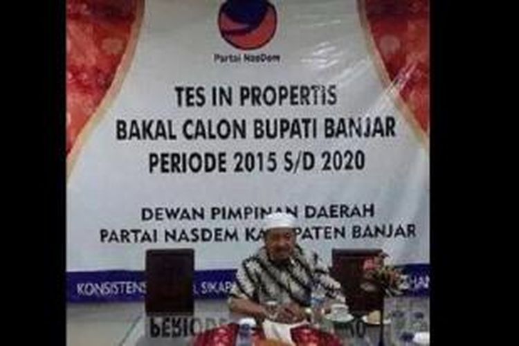 Foto yang memuat wajah Wakil Bupati Banjar Ahmad Fauzan Saleh ini menuai cemoohan dari para pengguna media sosial. Tulisan keliru pada spanduk tersebut yang menjadi pemicunya.