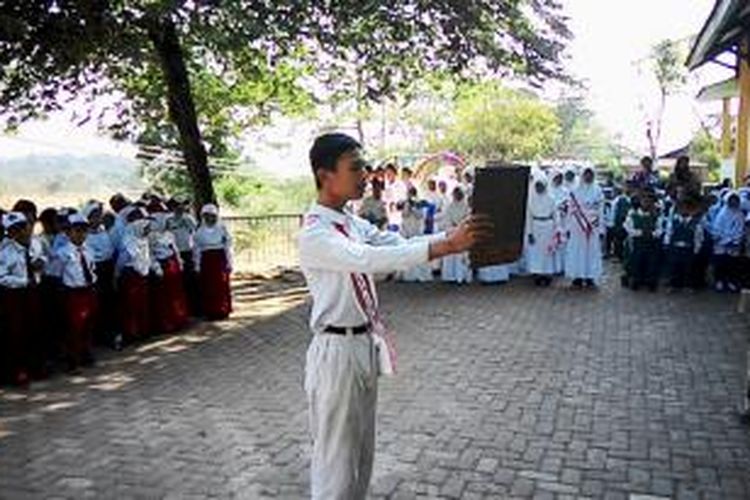  Upacara bendera di Madrasah Ibtida'iyah (MI) Ma’arif Keji, Desa Keji, Ungaran Barat, Kabupaten Semarang, Senin (2/11/2015). Tidak seperti biasanya, upacara bendera kali ini hampir sebagian besar petugasnya merupakan siswa dari anak berkebutuhan khusus