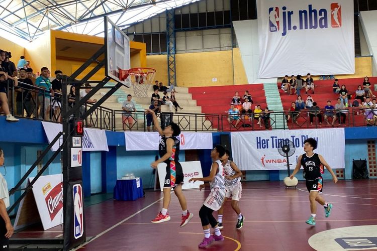 Jr NBA sukses menggelar turnamen basket 3x3 untuk anak muda di Surabaya, Jawa Timur. Babak final turnamen Jr NBA 3x3 Indonesia tersebut dilaksanakan di GOR Unesa mulai 30 September sampai 1 Oktober 2023.