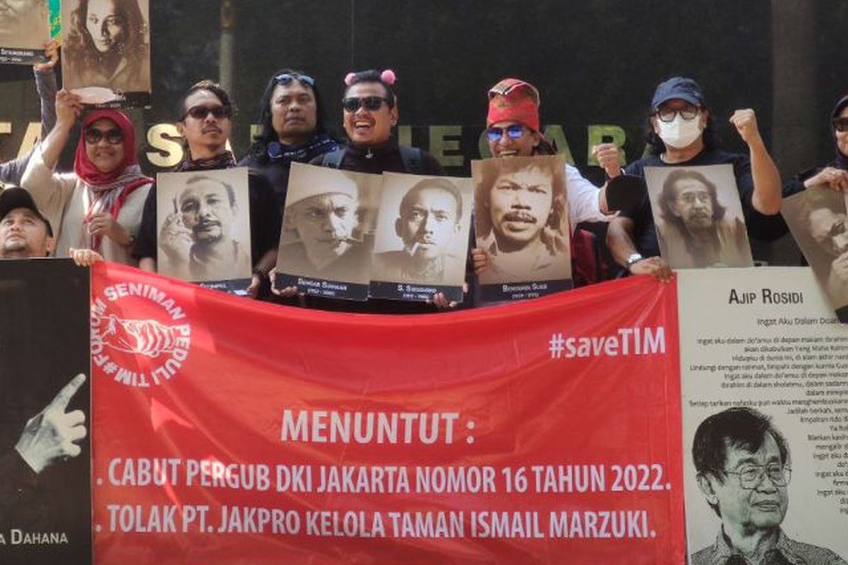 Sejumlah seniman menyampaikan aspirasinya dengan membawa foto para pendahulu dan spanduk di depan Gedung PTUN DKI, Jakarta, Selasa (19/7/2022). Sejumlah seniman menolak Pergub DKI Jakarta Nomor 16 tahun 2022 yang menyatakan PT. Jakpro sebagai pengelola Taman Ismail Marzuki (TIM). 