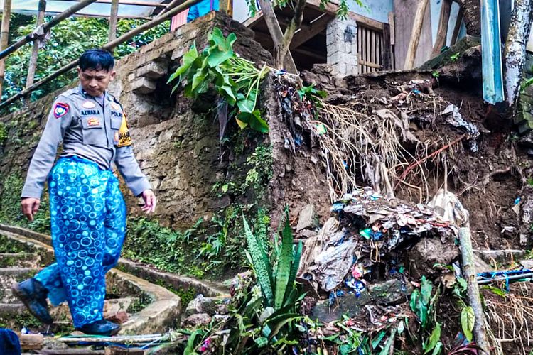 Longsor Terjang Rumah di Bandung Barat, Penghuni Sempat Tertimbun dan Selamat