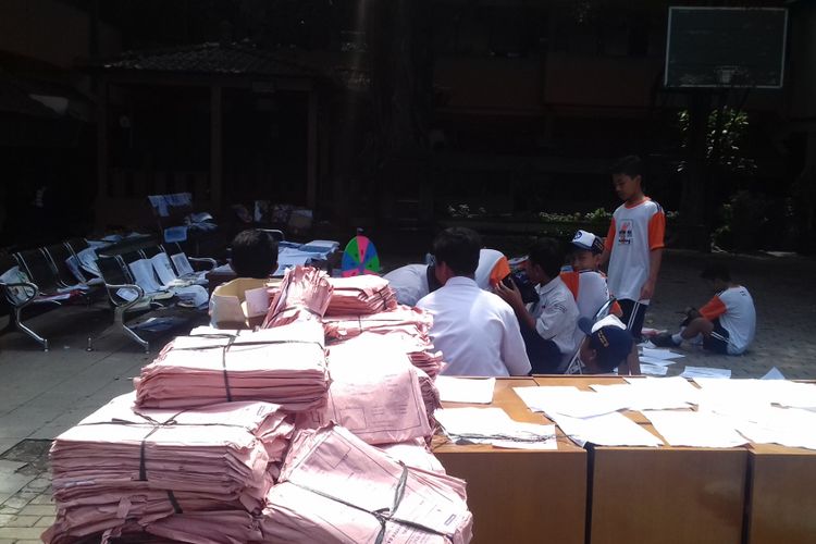 Sejumlah berkas SMPN 18 Kota Malang yang berhasil diselamatkan dari banjir dijemur, Selasa (11/12/2018)