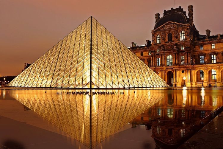 Museum Louvre, salah satu ikon wisata di Paris, Prancis.