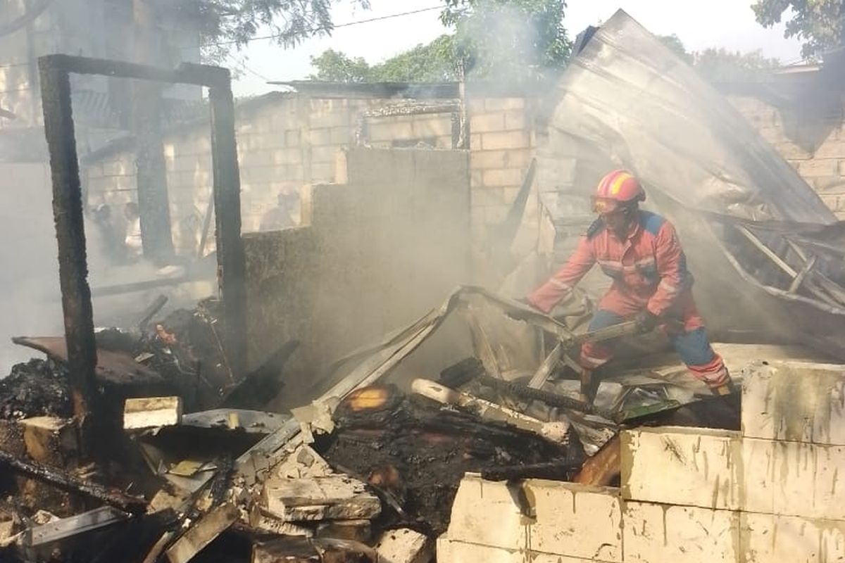 Pemadam Kebakaran saat memadamkan api yang menghanguskan satu unit rumah semi permanen dan sebuah gudang di Jalan Haji Murtali, Bintara Jaya, Bekasi Barat, Selasa (23/5/2023) sore.
