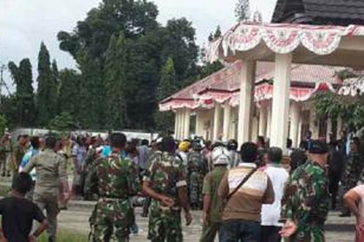 Ratusan Pegawai Honorer K2 di Kabupaten Seram Bagian Barat (SBB) mengamuk di kantor bupati, Senin (24/2/2014). Mereka memprotes pengumuman hasil pengangkatan CPNS yang menurut mereka tidak adil.