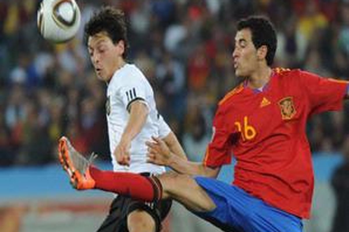 Pemain Spanyol, Sergio Busquets (kanan).