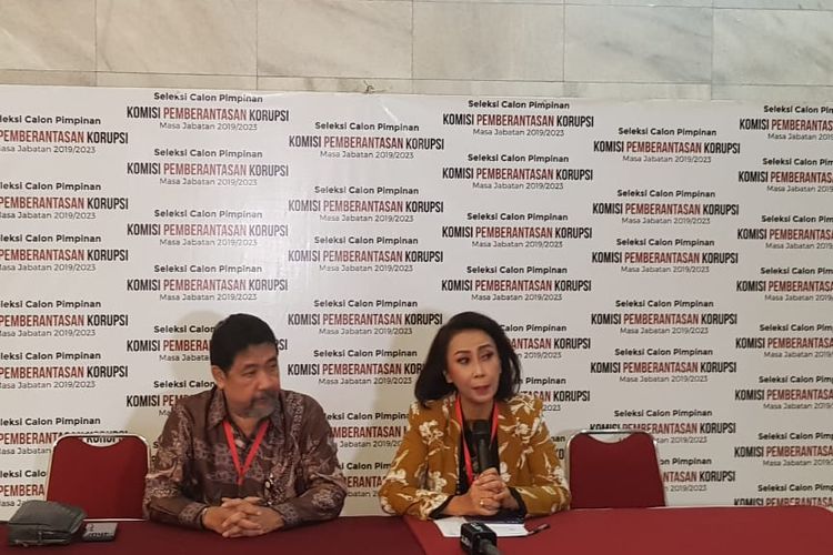 Ketua Pansel Capim KPK Yenti Ganarsih dan Anggota Pansel Capim KPK Hendardi saat memberi keterangan pers di acara seleksi profike assessment capim KPK di Gedung Lemhanas, Kamis (8/8/2019).
