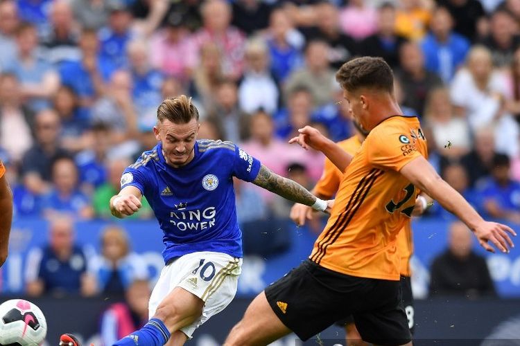 Gelandang Leicester City, James Maddison melakukan tembakan yang gagal selama pertandingan sepak bola Liga Premier Inggris antara Leicester City dan Wolverhampton Wanderers di King Power Stadium di Leicester, Inggris tengah pada 11 Agustus 2019.