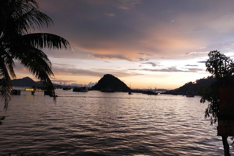 Senja di Labuan Bajo, Manggarai Barat, NTT sebagai salah satu daya tarik wisatawan berkunjung, Selasa, (15/3/2022).(KOMPAS.com/MARKUS MAKUR)