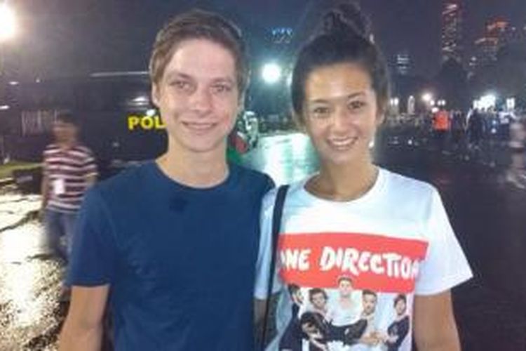 Sepasang kekasih dari Belanda, Michiel (22) dan Yasnita (21), menghabiskan waktu bersama menonton konser boyband One Direction di Stadion Utama Gelora Bung Karno (SUGBK), Senayan, Jakarta Pusat, Rabu (25/3/2015).