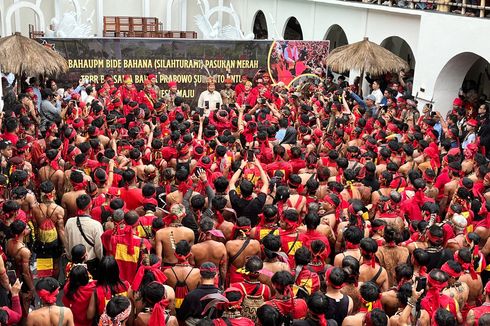 Bertemu Pasukan Merah Dayak, Prabowo Janji Bangun Sekolah Taruna di Kalimantan