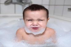 3 Tips Penting agar Bayi Tidak Rewel Saat Mandi 