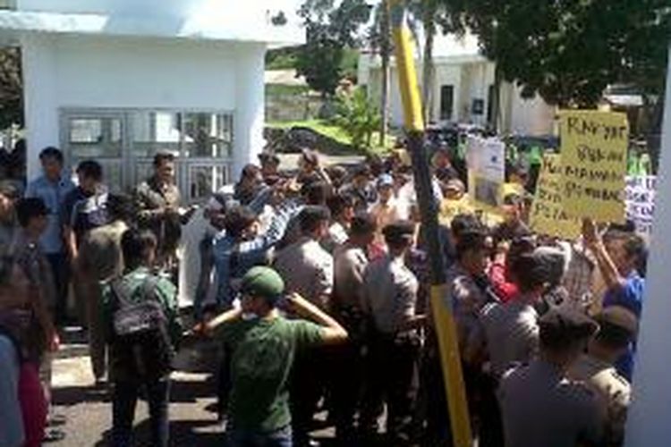 Aksi unjuk rasa petani di Kantor Gubernur Bengkulu yang menuntut pemerintah menyelesaikan sengeta pertanahan di daerah itu