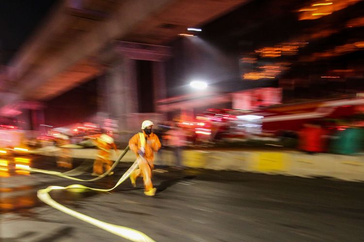 Kebakaran di Gedung Kejaksaan Agung, Jalan Sultan Hasanudin Dalam, Kecamatan Kebayoran Baru, Jakarta Selatan, Sabtu (22/8/2020) malam. Hingga saat ini, 31 unit pemadam kebakaran dan 135 personel diterjunkan untuk memadamkan api.