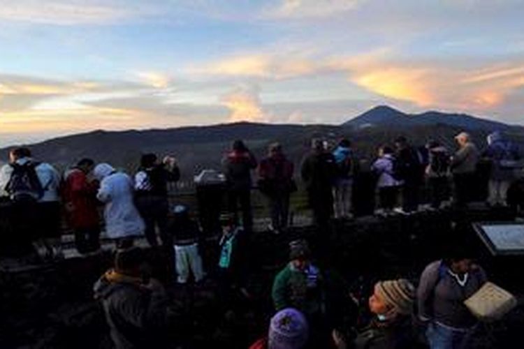 Wisatawan menikmati keindahan pagi kawasan Gunung Bromo dari atas Gunung Penanjakan, Pasuruan, Jawa Timur, Selasa (23/4/2013). Gunung Bromo masih menjadi tujuan wisata utama di Jawa Timur dengan jumlah pengunjung rata-rata 10.000 orang per bulan.


