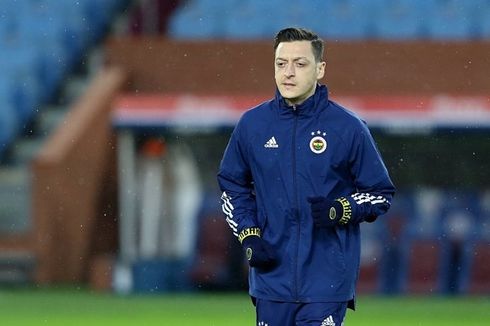 Mesut Oezil Sindir Atletico Madrid soal Kartu Biru Sepak Bola