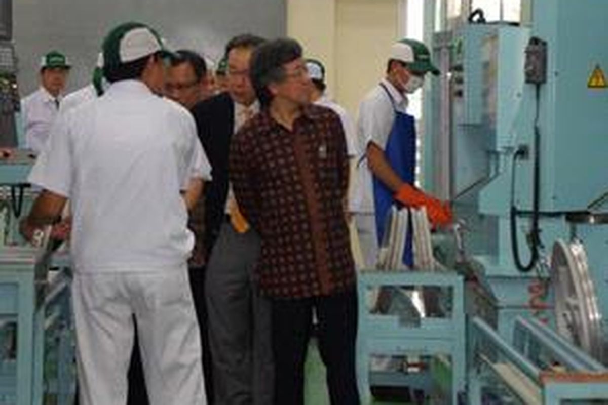Michael D. Ruslim (President Director Astra International) dan Prijono serta pada direktur AHM meninjau pabrik