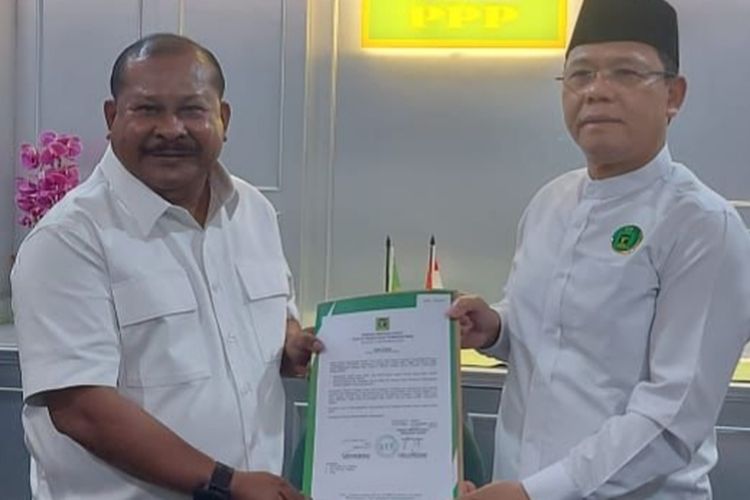 Plt Ketua Umum DPP PPP Muhamad Mardiono menyerahkan surat tugas kepada bakal calon gubernur Maluku Jefry Apolo Rahawarin di kantor DPP PPP di Jakarta, Rabu (12/6/2024)