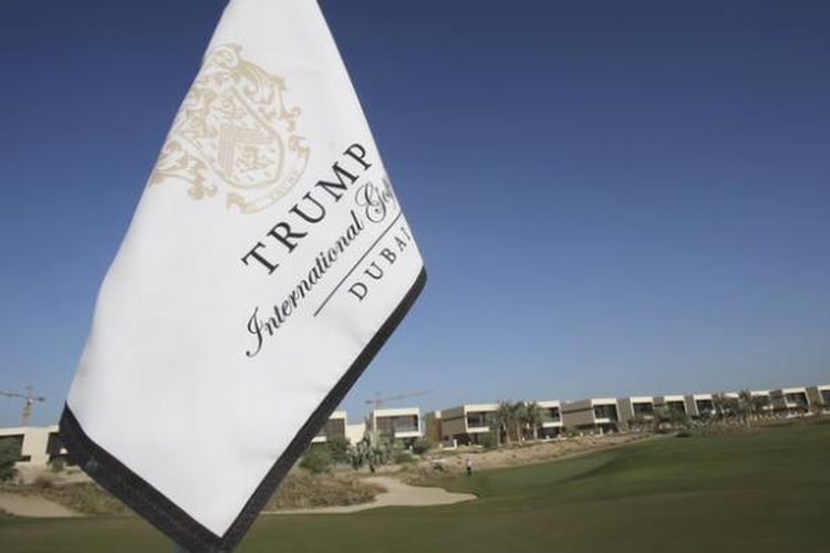 Sebuah bendera berkibar di kawasan vila yang menjadi bagian dari komplek Trump International Golf Club di Dubai, Uni Emirat Arab.  
